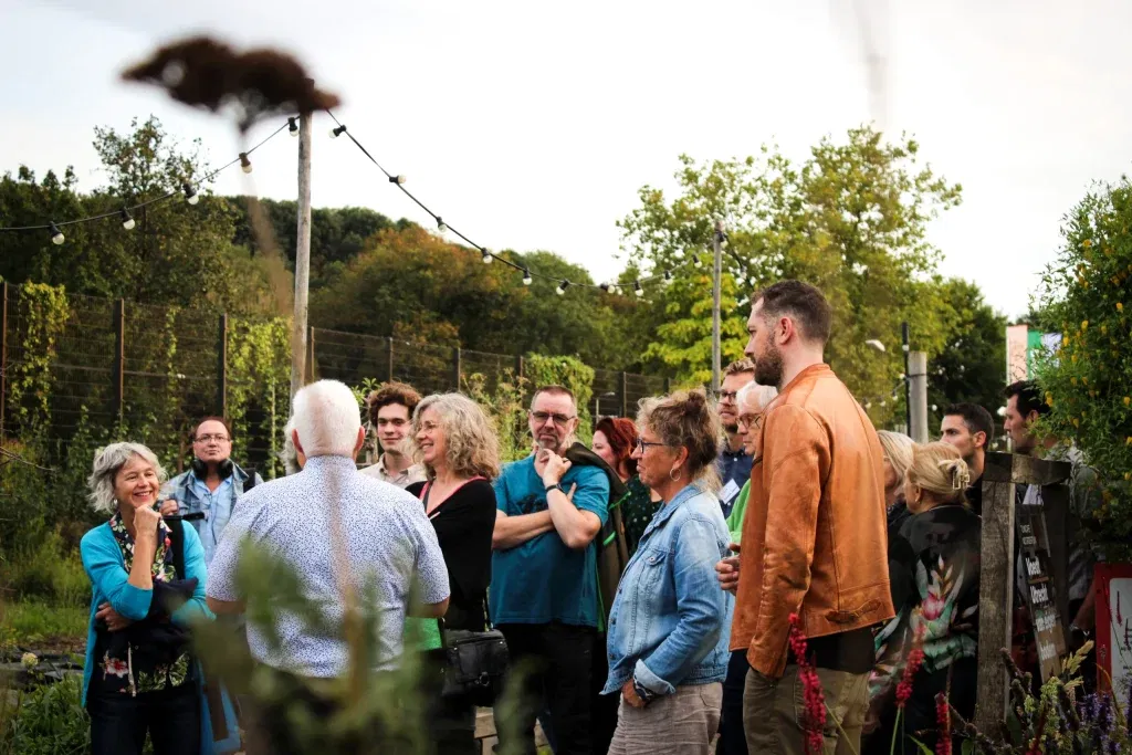 Tijdens een informatieavond krijgen bezoekers een rondleiding over het terrein van Steck