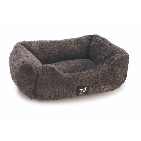 Comfortabele en duurzame Beeztees Minus One Kattenmand nox gerecycled donkergrijs met afmeting 48x37x18 cm gemaakt met duurzaam pluche stof.