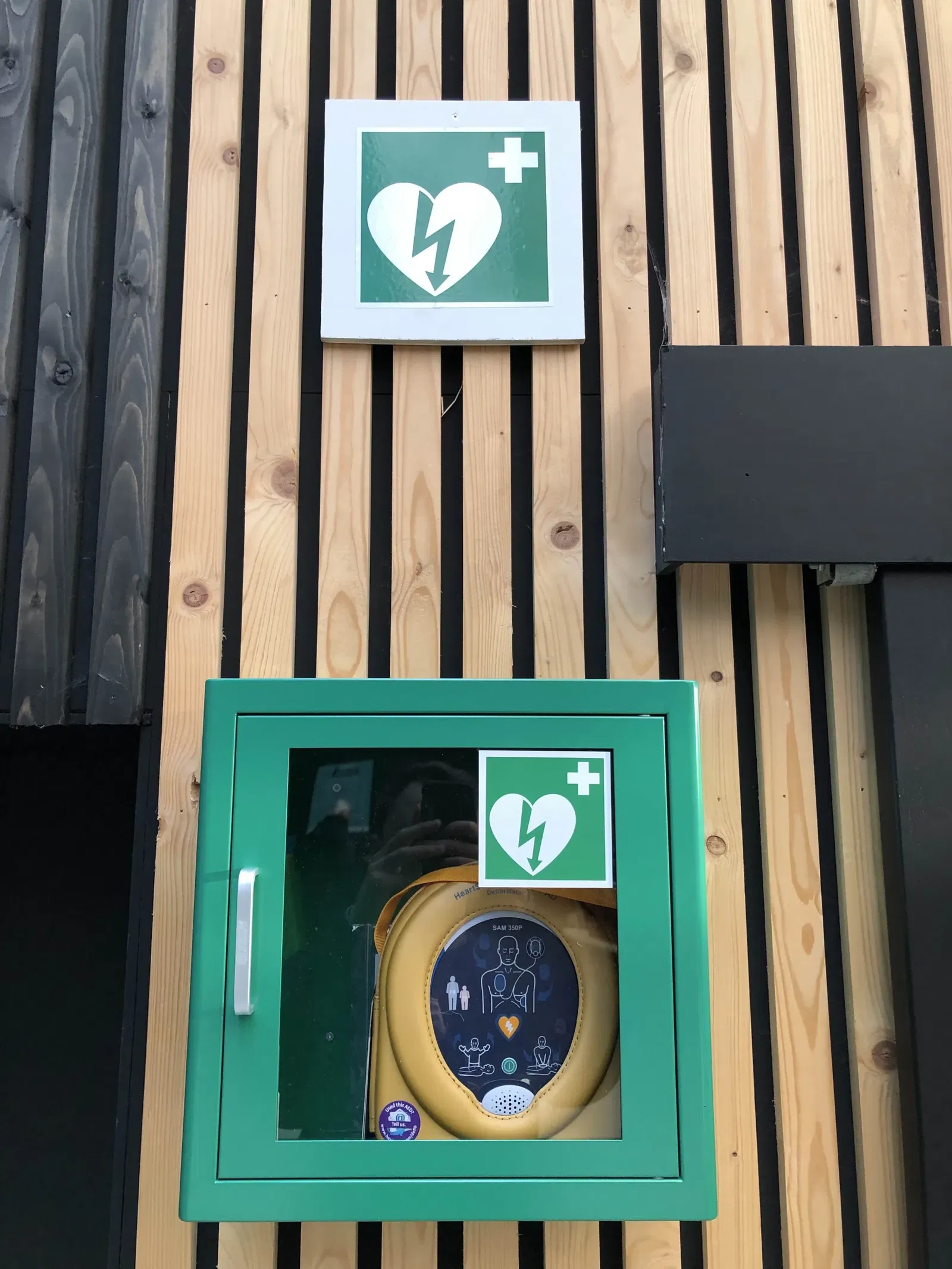 AED in kast bij infobalie van tuincentrum Steck in Utrecht Overvecht