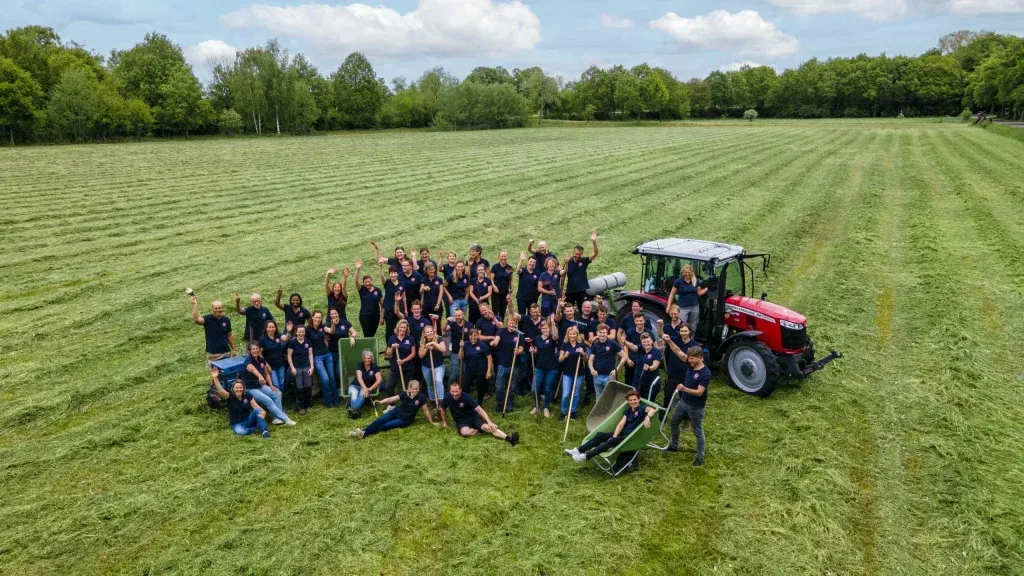 Het volledige team van De Bolster in Epe poseert voor een foto op hun boerderij
