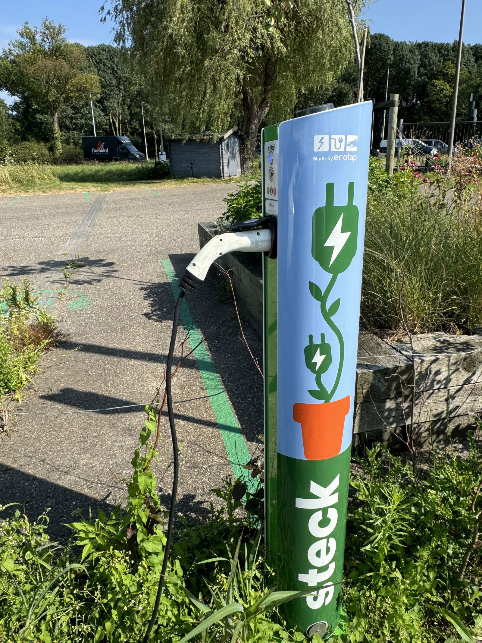 Laadpaal voor elektrische auto's op het parkeerterrein van Steck in Utrecht Overvecht
