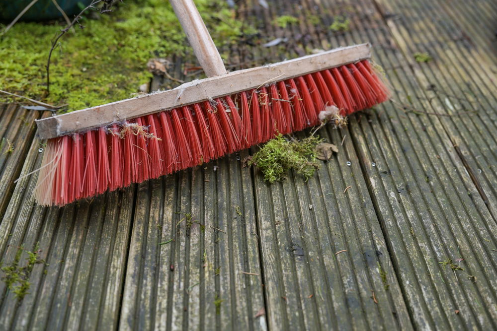 Bezem op een terras