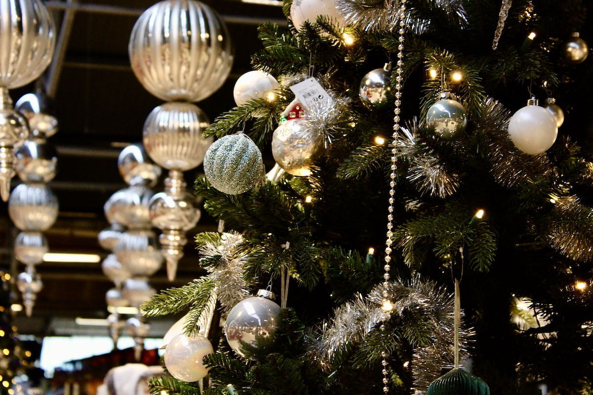 kerstboom met ballen en versiering op de achtergrond