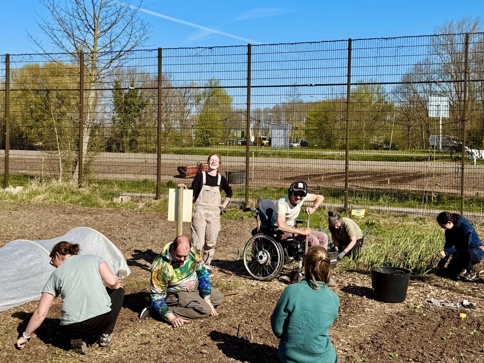 vrijwilligers aan het werk in Voedseltuin Overvecht bij Steck, 2025