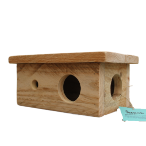 Voorkant van klein upcycled knaardieren huisje met tweeingangen en een hanglabel