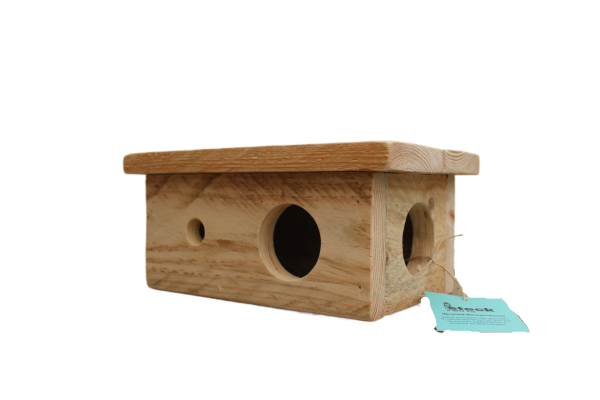 Voorkant van klein upcycled knaardieren huisje met tweeingangen en een hanglabel
