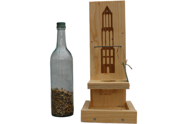 Vogelvoederhuisje met domtorenprint van pallethout met gevulde fles ernaast