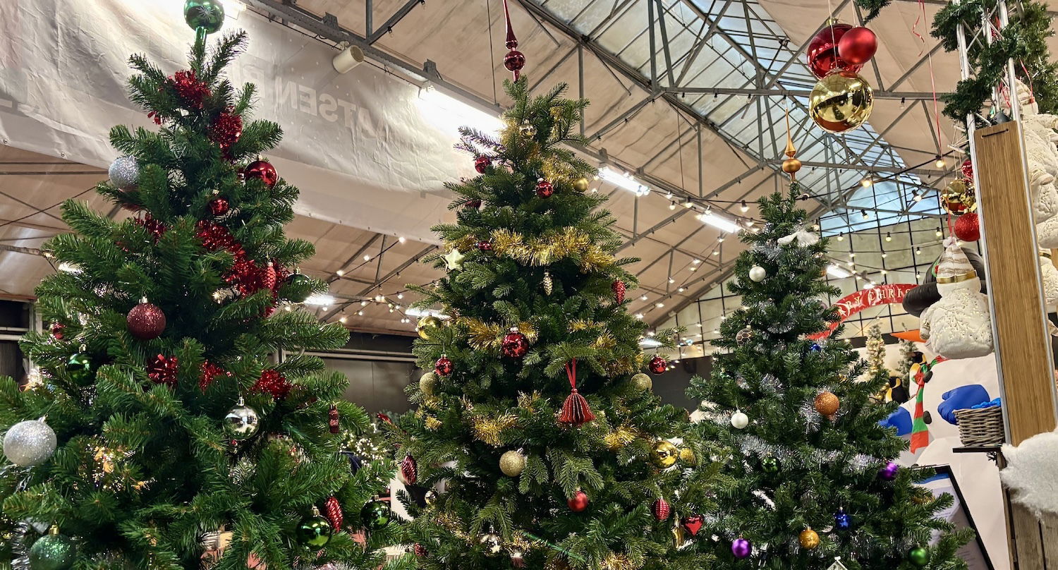 3 versierde kerstbomen staan klaar om gedoneerd te worden