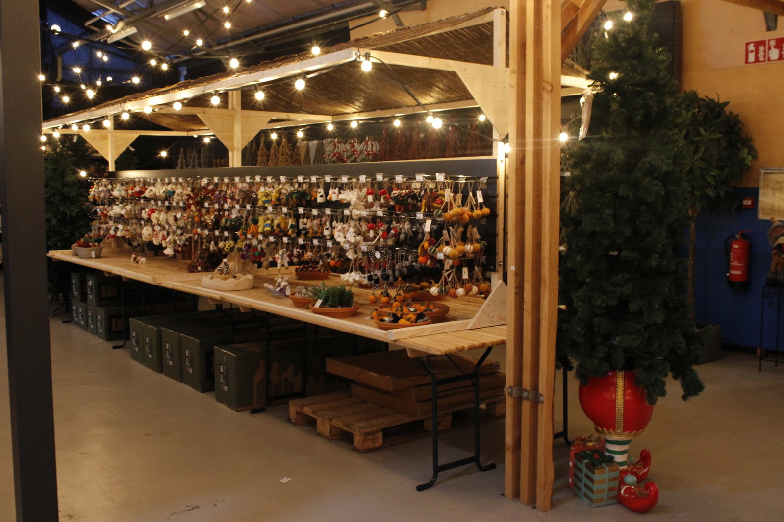 Kraam met kerstballen op de kerstmarkt van Steck Utrecht