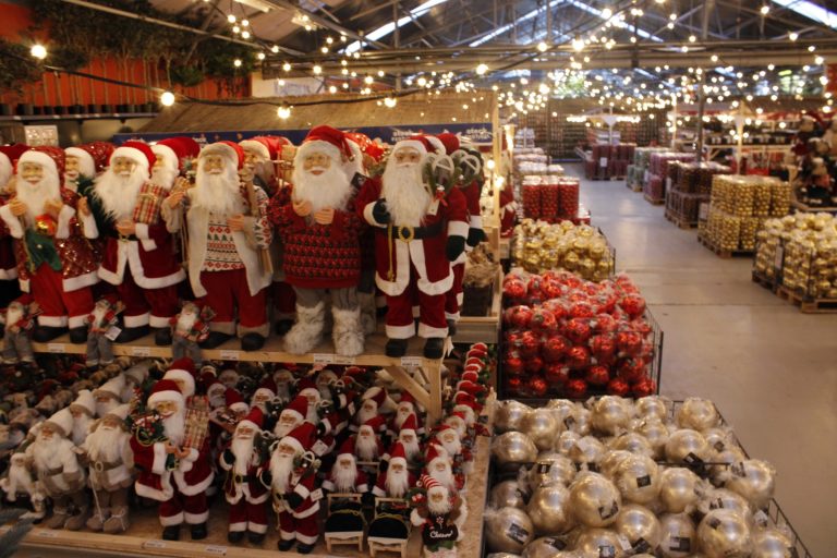 Kerstmannen en kerstballen op de kerstmarkt van Steck
