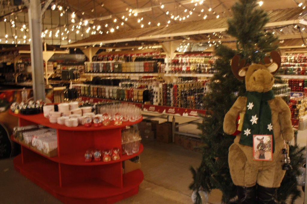 Kerstbeer met sjaal op de kerstmarkt van Steck