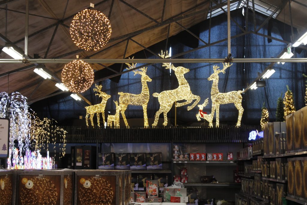 Lichtrendieren onder het dak van de kerstmarkt van Steck