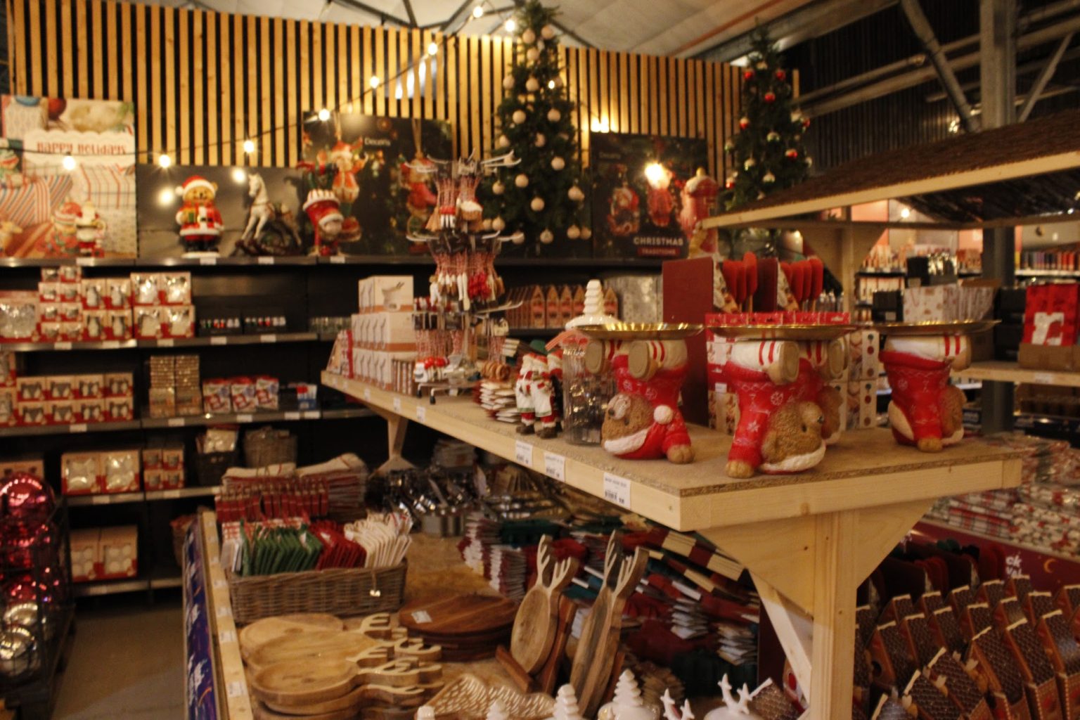Kraam met kerstmannen en lampjes op de kerstmarkt van Steck