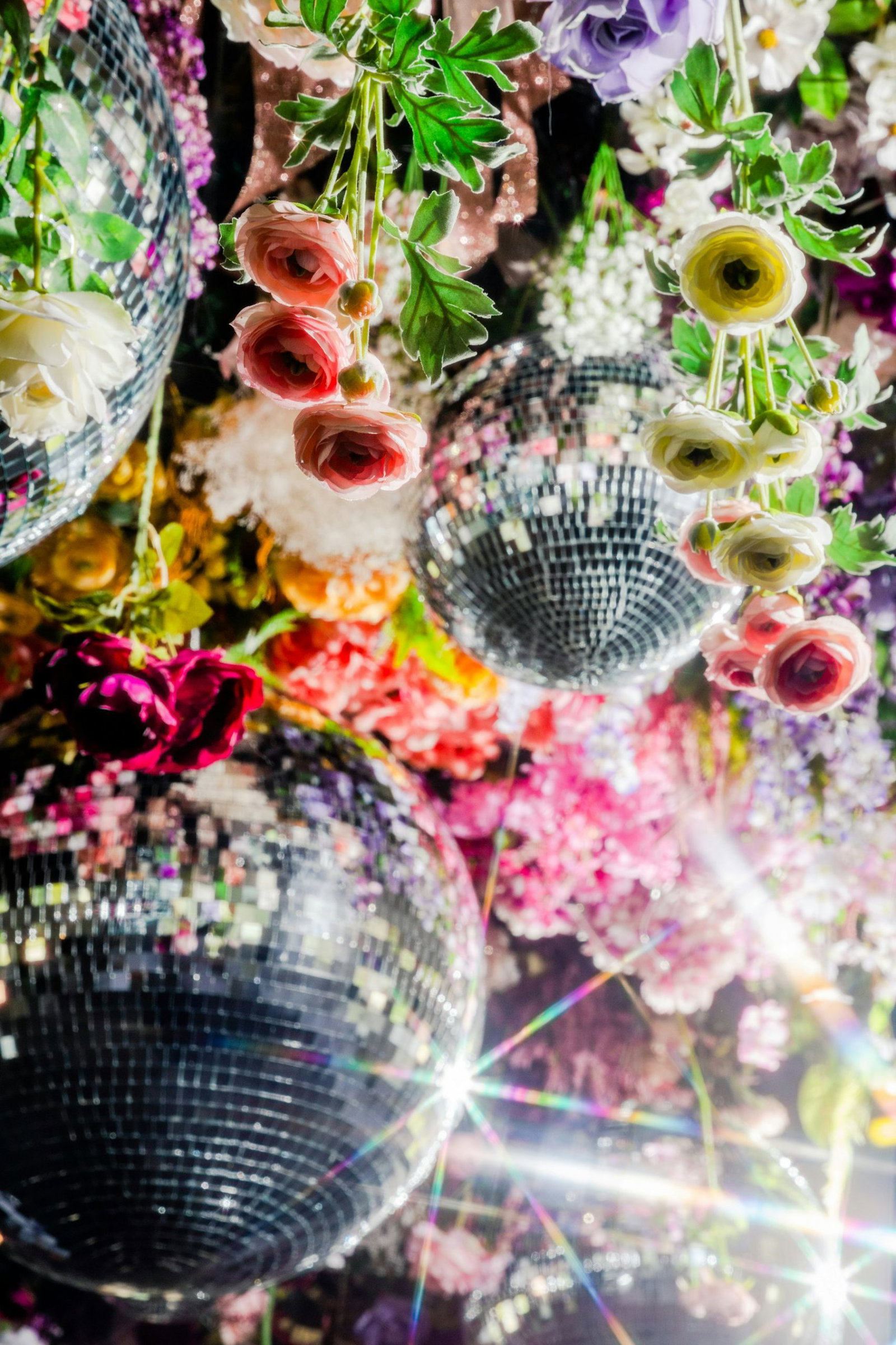 Discoballen tussen bloemen