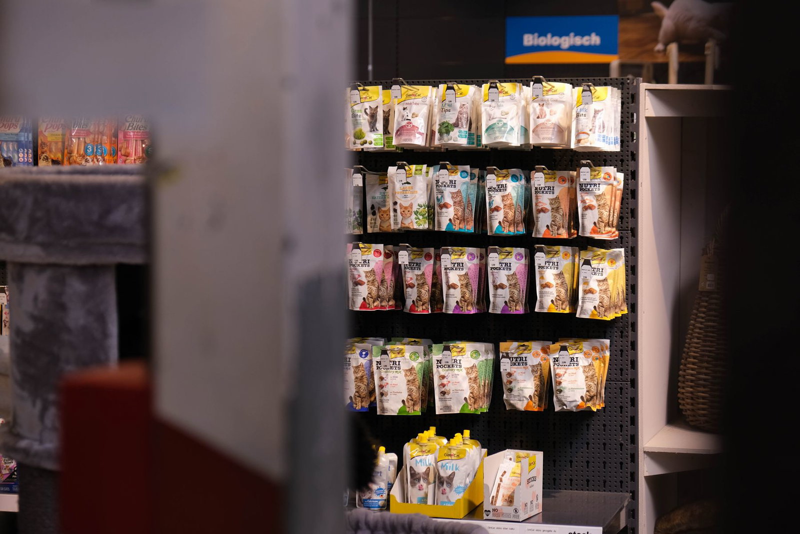 Wand met kattensnacks op de dierenafdeling van Steck