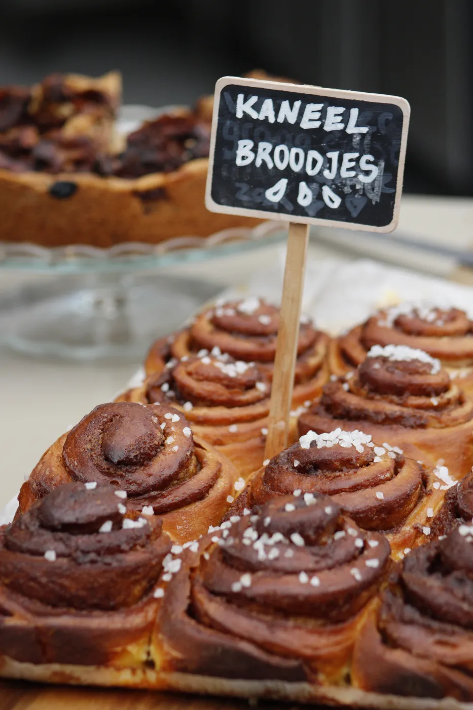 Kaneelbroodjes met een krijtbordje erin