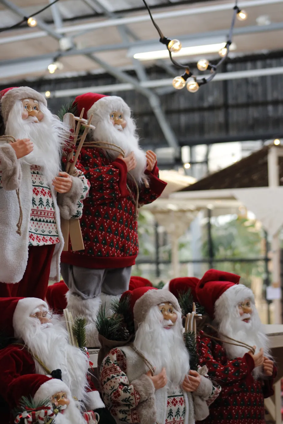 Kerstmannen op een rij onder het dak van Steck